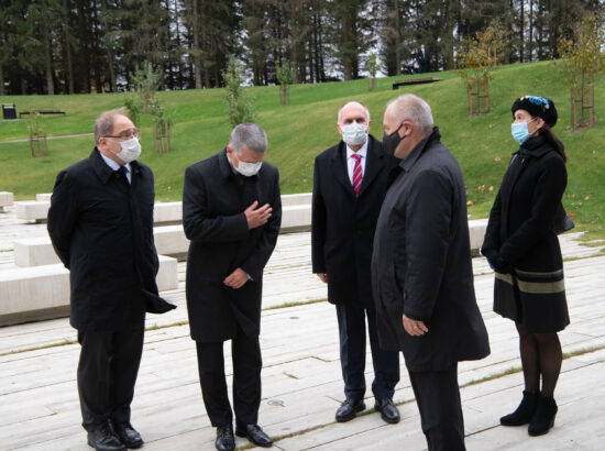 Ungari parlamendi esimees László Kövér asetamas lilli Maarjamäe memoriaalile