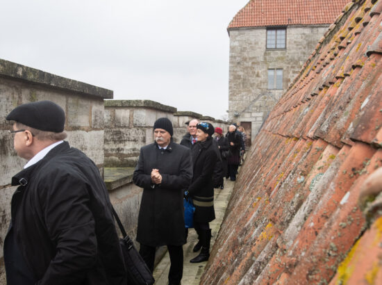 Riigikogu aseesimees Helir-Valdor Seeder, väliskomisjoni esimees Enn Eesmaa ja Eesti-Ungari parlamendirühma esimees Anti Poolamets osalesid Ungari parlamendi esimehe kutsel Trivimi Vellistele Ungari riigi teenetemärgi üleandmise tseremoonial