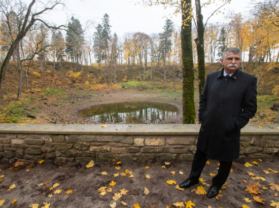 Ungari parlamendi esimees László Kövér asetamas lilli Maarjamäe memoriaalile