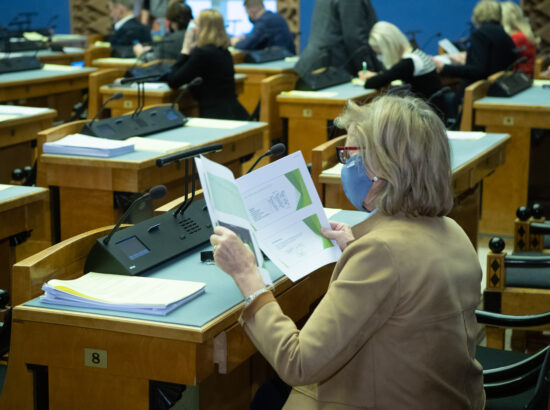 Täiskogu istung, olulise tähtsusega riikliku küsimuse „Rohepööre – nii väljakutse kui võimalus Eesti jaoks“ arutelu. Keskkonnakomisjoni esimehe Erki Savisaare ettekanne.