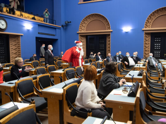 Riigikogu kaugosalusega istung, jõuluvana külaskäik