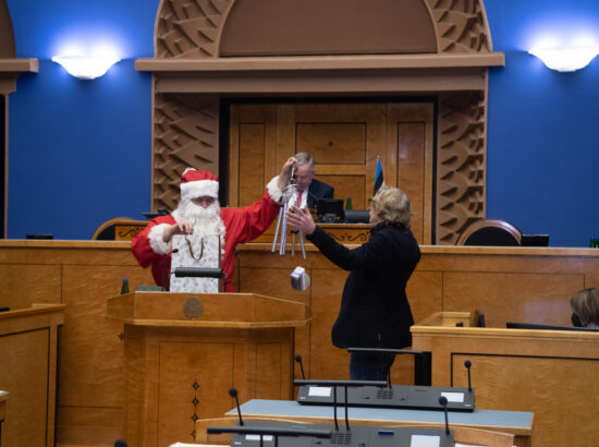 Riigikogu kaugosalusega istung, jõuluvana külaskäik