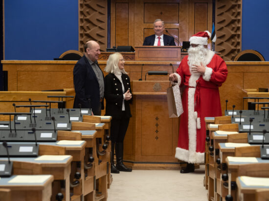 Riigikogu kaugosalusega istung, jõuluvana külaskäik