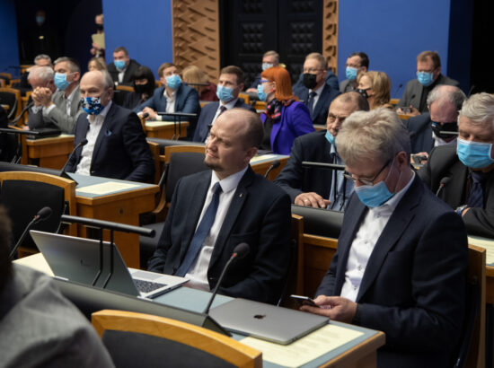 Täiskogu istung, Riigikogu otsuse „Rahvahääletuse korraldamine abielu mõiste küsimuses“ eelnõu teine lugemine. Põhiseaduskomisjoni esimees Anti Poolamets.