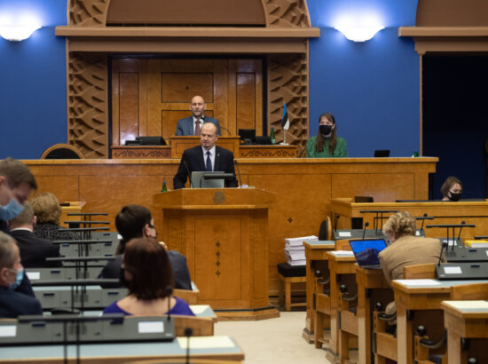 Täiskogu istung, Riigikogu otsuse „Rahvahääletuse korraldamine abielu mõiste küsimuses“ eelnõu teine lugemine. Põhiseaduskomisjoni esimees Anti Poolamets.