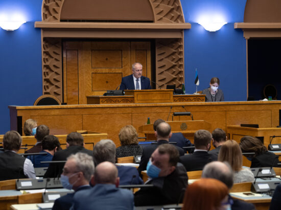 Täiskogu istung, Riigikogu otsuse „Rahvahääletuse korraldamine abielu mõiste küsimuses“ eelnõu teine lugemine. Põhiseaduskomisjoni esimees Anti Poolamets.