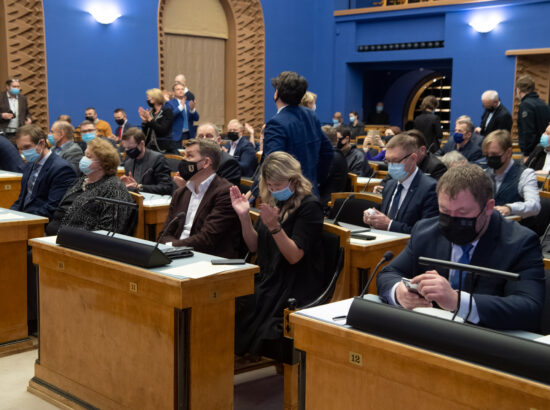 Täiskogu istung, Riigikogu otsuse „Rahvahääletuse korraldamine abielu mõiste küsimuses“ eelnõu teine lugemine. Põhiseaduskomisjoni esimees Anti Poolamets.