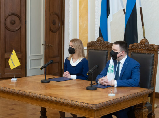 Koalitsioonilepingu allkirjastamine. Peaministrikandidaat Kaja Kallas ja peaminister Jüri Ratas.
