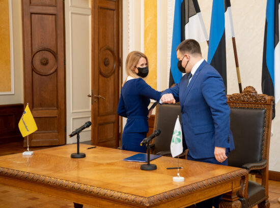Koalitsioonilepingu allkirjastamine. Peaministrikandidaat Kaja Kallas ja peaminister Jüri Ratas.