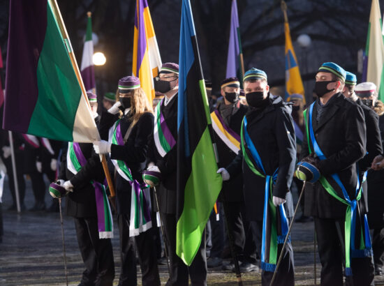 Eesti Vabariigi 103. aastapäeva lipuheiskamise tseremoonia. Eesti Muusika- ja Teatriakadeemia lavakunstikooli 30. lennu üliõpilane, Voldemar Panso preemia laureaat Hardo Adamson.