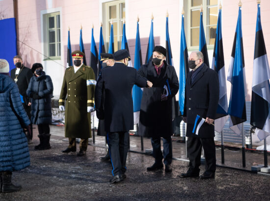 Eesti Vabariigi 103. aastapäeva lipuheiskamise tseremoonia. President Kersti Kaljulaid, peaminister Kaja Kallas, Riigikogu aseesimees Hanno Pevkur ja Eesti Evangeelse Luterliku Kiriku peapiiskop Urmas Viilma.