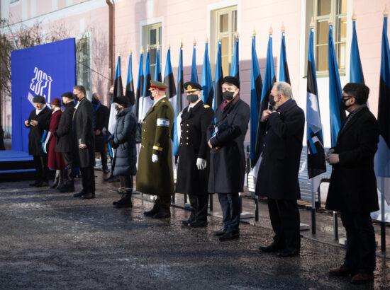 Eesti Vabariigi 103. aastapäeva lipuheiskamise tseremoonia. Eesti Muusika- ja Teatriakadeemia lavakunstikooli 30. lennu üliõpilane, Voldemar Panso preemia laureaat Hardo Adamson.