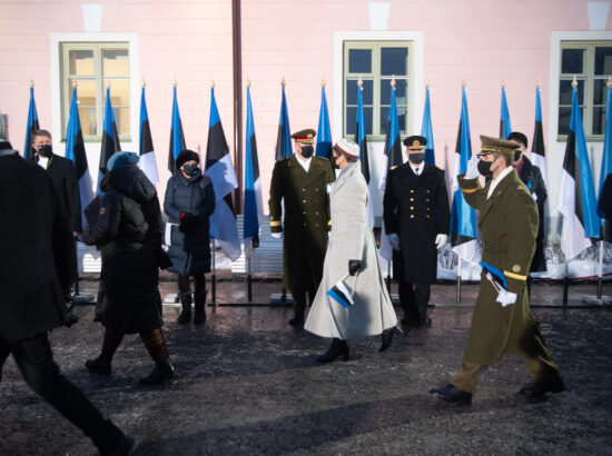 Eesti Vabariigi 103. aastapäeva lipuheiskamise tseremoonia. Eesti Evangeelse Luterliku Kiriku peapiiskop Urmas Viilma, Eesti diplomaatilise korpuse vanem Theresa Bubbear, Kaitseliidu ülem brigaadikindral Riho Ühtegi ning Mereväe ülem kommodoor Jüri Saska.