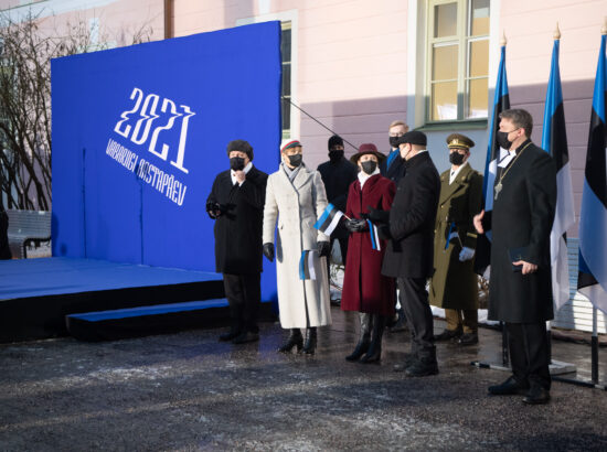 Eesti Vabariigi 103. aastapäeva lipuheiskamise tseremoonia. President Kersti Kaljulaid, peaminister Kaja Kallas ning Riigikogu aseesimees Hanno Pevkur.