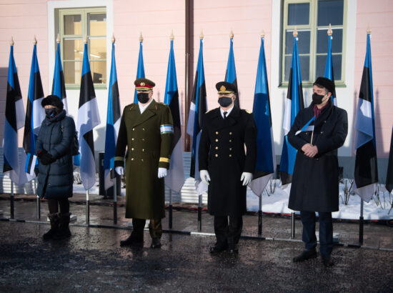 Eesti Vabariigi 103. aastapäeva lipuheiskamise tseremoonia. President Kersti Kaljulaid, peaminister Kaja Kallas, Riigikogu aseesimees Hanno Pevkur ja Eesti Evangeelse Luterliku Kiriku peapiiskop Urmas Viilma.