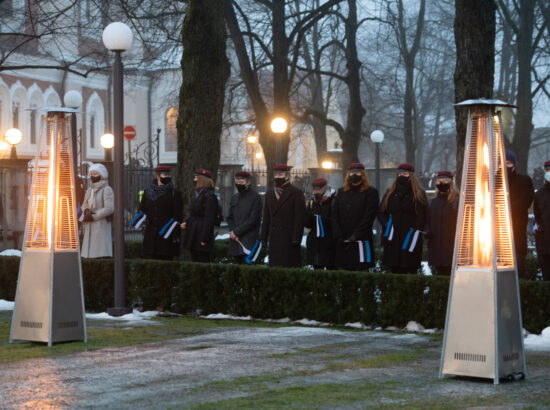 Eesti Vabariigi 103. aastapäeva lipuheiskamise tseremoonia. President Kersti Kaljulaid, peaminister Kaja Kallas ning Riigikogu aseesimees Hanno Pevkur.