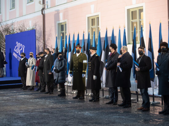 Eesti Vabariigi 103. aastapäeva lipuheiskamise tseremoonia. President Kersti Kaljulaid, peaminister Kaja Kallas, Riigikogu aseesimees Hanno Pevkur ja Eesti Evangeelse Luterliku Kiriku peapiiskop Urmas Viilma.