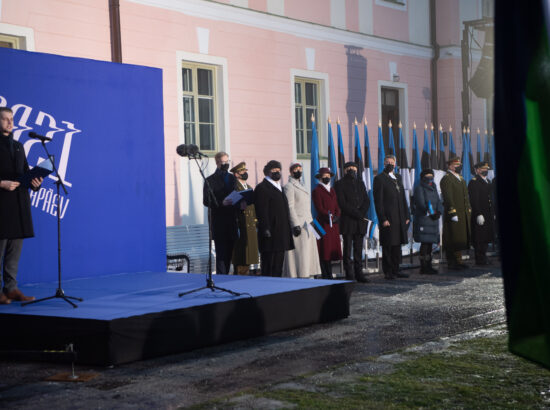 Eesti Vabariigi 103. aastapäeva lipuheiskamise tseremoonia. Eesti Muusika- ja Teatriakadeemia lavakunstikooli 30. lennu üliõpilane, Voldemar Panso preemia laureaat Hardo Adamson.