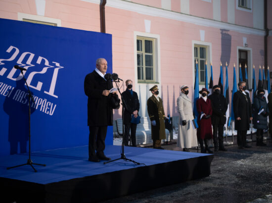 Eesti Vabariigi 103. aastapäeva lipuheiskamise tseremoonia. President Kersti Kaljulaid, peaminister Kaja Kallas ning Riigikogu aseesimees Hanno Pevkur.