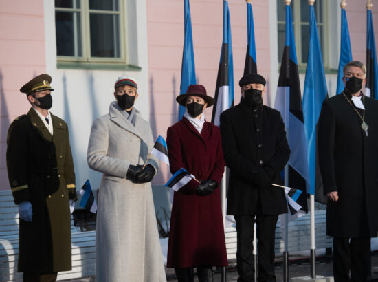 Eesti Vabariigi 103. aastapäeva lipuheiskamise tseremoonia. Eesti Muusika- ja Teatriakadeemia lavakunstikooli 30. lennu üliõpilane, Voldemar Panso preemia laureaat Hardo Adamson.