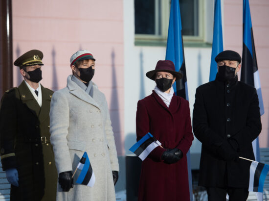 Eesti Vabariigi 103. aastapäeva lipuheiskamise tseremoonia. President Kersti Kaljulaid, peaminister Kaja Kallas ning Riigikogu aseesimees Hanno Pevkur.