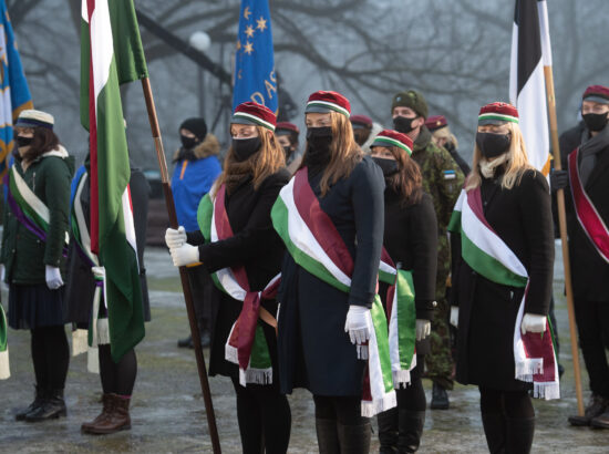 Eesti Vabariigi 103. aastapäeva lipuheiskamise tseremoonia. Eesti Evangeelse Luterliku Kiriku peapiiskop Urmas Viilma, Eesti diplomaatilise korpuse vanem Theresa Bubbear, Kaitseliidu ülem brigaadikindral Riho Ühtegi ning Mereväe ülem kommodoor Jüri Saska.