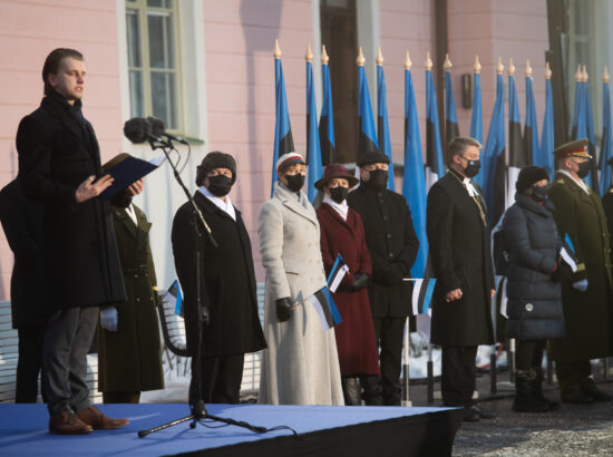 Eesti Vabariigi 103. aastapäeva lipuheiskamise tseremoonia. President Kersti Kaljulaid, peaminister Kaja Kallas, Riigikogu aseesimees Hanno Pevkur ja Eesti Evangeelse Luterliku Kiriku peapiiskop Urmas Viilma.