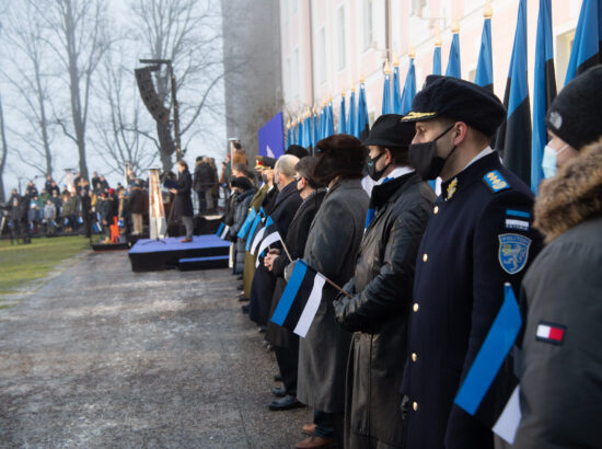 Eesti Vabariigi 103. aastapäeva lipuheiskamise tseremoonia. Eesti Muusika- ja Teatriakadeemia lavakunstikooli 30. lennu üliõpilane, Voldemar Panso preemia laureaat Hardo Adamson.