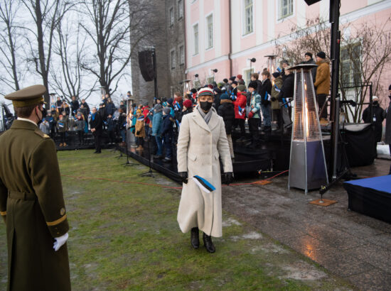 Eesti Vabariigi 103. aastapäeva lipuheiskamise tseremoonia. Eesti Muusika- ja Teatriakadeemia lavakunstikooli 30. lennu üliõpilane, Voldemar Panso preemia laureaat Hardo Adamson.