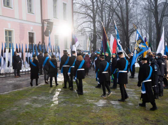 Eesti Vabariigi 103. aastapäeva lipuheiskamise tseremoonia. President Kersti Kaljulaid, peaminister Kaja Kallas ning Riigikogu aseesimees Hanno Pevkur.