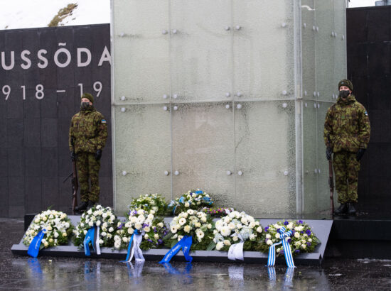 Eesti Vabariigi 103. aastapäeva lipuheiskamise tseremoonia. Eesti Evangeelse Luterliku Kiriku peapiiskop Urmas Viilma, Eesti diplomaatilise korpuse vanem Theresa Bubbear, Kaitseliidu ülem brigaadikindral Riho Ühtegi ning Mereväe ülem kommodoor Jüri Saska.