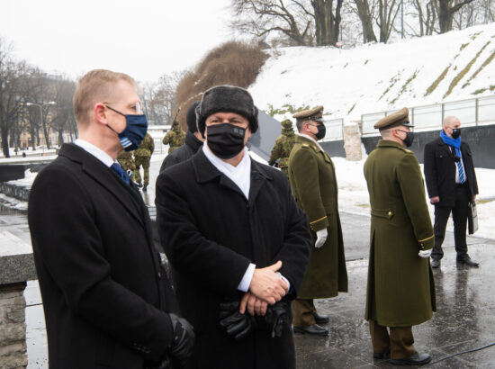 Eesti Vabariigi 103. aastapäeva lipuheiskamise tseremoonia. Eesti Evangeelse Luterliku Kiriku peapiiskop Urmas Viilma, Eesti diplomaatilise korpuse vanem Theresa Bubbear, Kaitseliidu ülem brigaadikindral Riho Ühtegi ning Mereväe ülem kommodoor Jüri Saska.