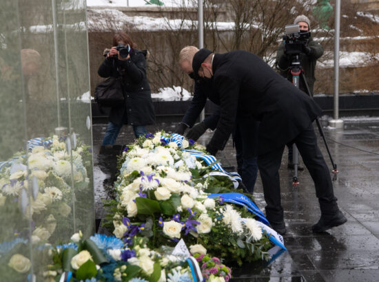 Eesti Vabariigi 103. aastapäeva lipuheiskamise tseremoonia. President Kersti Kaljulaid, peaminister Kaja Kallas ning Riigikogu aseesimees Hanno Pevkur.