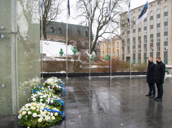 Eesti Vabariigi 103. aastapäeva lipuheiskamise tseremoonia. Eesti Muusika- ja Teatriakadeemia lavakunstikooli 30. lennu üliõpilane, Voldemar Panso preemia laureaat Hardo Adamson.