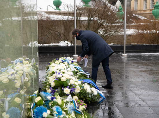 Eesti Vabariigi 103. aastapäeva lipuheiskamise tseremoonia. Eesti Evangeelse Luterliku Kiriku peapiiskop Urmas Viilma, Eesti diplomaatilise korpuse vanem Theresa Bubbear, Kaitseliidu ülem brigaadikindral Riho Ühtegi ning Mereväe ülem kommodoor Jüri Saska.