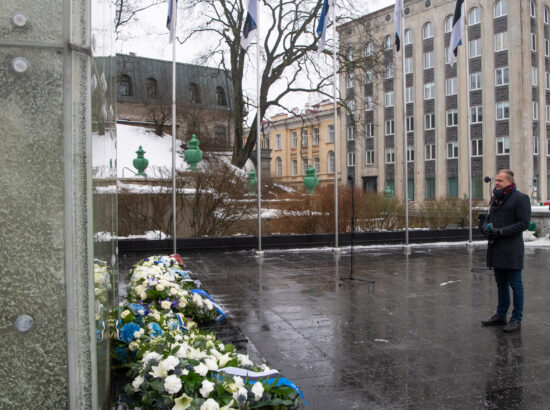 Eesti Vabariigi 103. aastapäeva lipuheiskamise tseremoonia. Eesti Muusika- ja Teatriakadeemia lavakunstikooli 30. lennu üliõpilane, Voldemar Panso preemia laureaat Hardo Adamson.