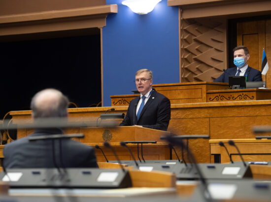 Täiskogu istung, olulise tähtsusega riikliku küsimuse „Riigi sõjalise kaitse jätkusuutlik areng“ arutelu. Kaitseminister Kalle Laaneti ettekanne.