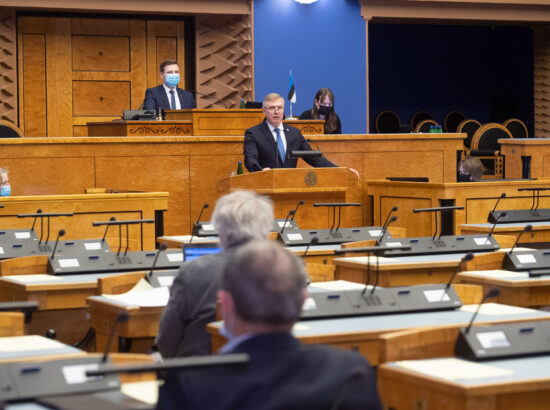 Täiskogu istung, olulise tähtsusega riikliku küsimuse „Riigi sõjalise kaitse jätkusuutlik areng“ arutelu. Kaitseminister Kalle Laaneti ettekanne.