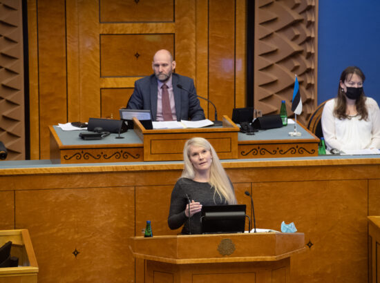 Täiskogu istung, olulise tähtsusega riikliku küsimuse „COVID-19 vaktsineerimise korraldamine“ arutelu. Eesti Perearstide Seltsi juhatuse liige doktor Elle-Mall Sadrak.