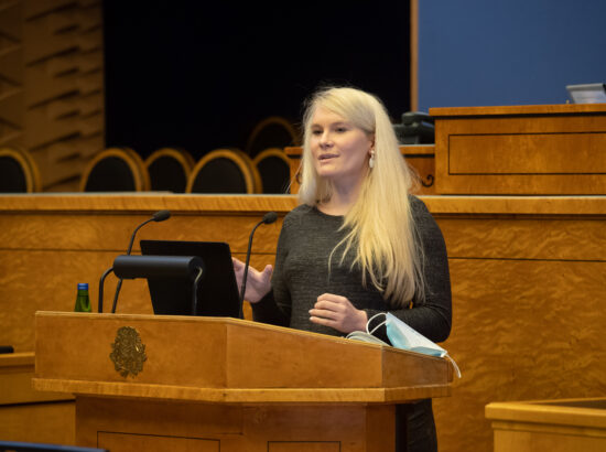 Täiskogu istung, olulise tähtsusega riikliku küsimuse „COVID-19 vaktsineerimise korraldamine“ arutelu. Eesti Perearstide Seltsi juhatuse liige doktor Elle-Mall Sadrak.