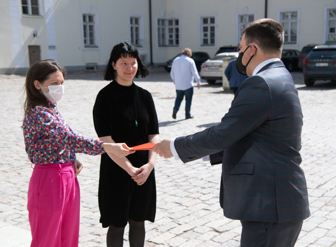 Riigikogu esimees Jüri Ratas võttis vastu kollektiivse pöördumise „Noortele tasuta menstruaaltarvikud“