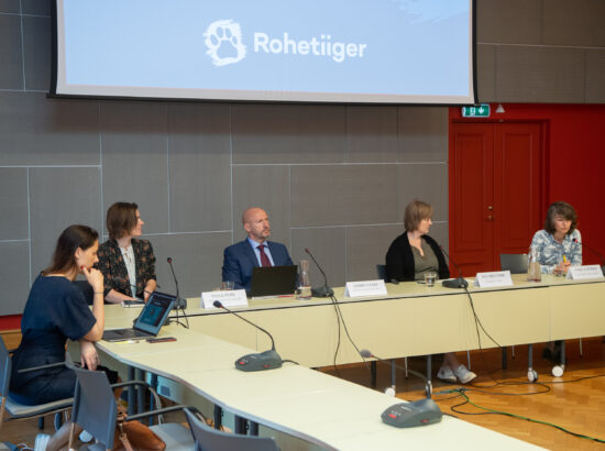Keskkonnakomisjoni liikmed Rohetiigrit tutvustaval seminaril, 2. juuni 2021