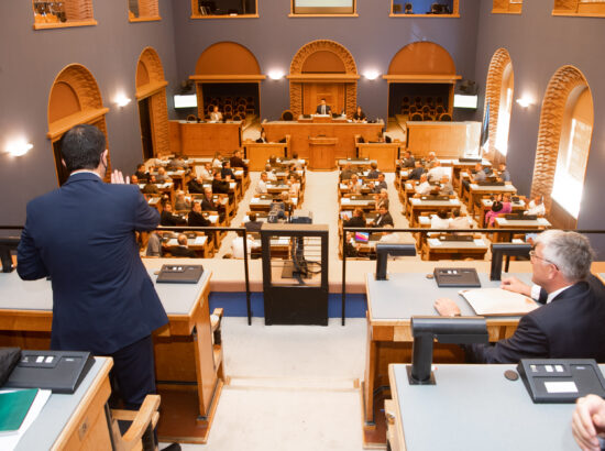 Küprose välisminister Nikos Christodoulides Riigikogu istungisaalis