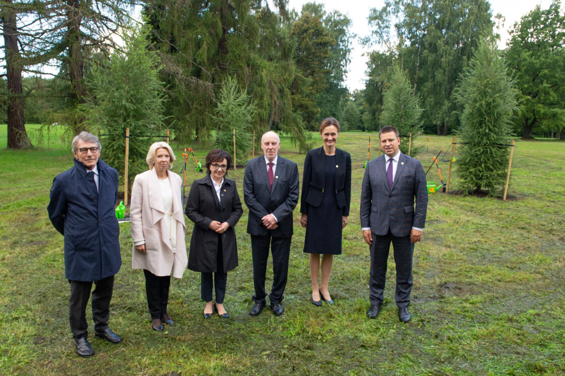 Riigikogu esimees Jüri Ratas osales iseseisvuse taastamise aastapäeva tähistamiseks puude istutamisel Kadriorus