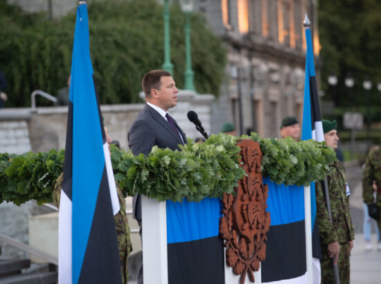 Riigikogu esimees Jüri Ratas asetas Riigikogu nimel pärja Vabadussõja võidusamba jalamile Vabaduse väljakul