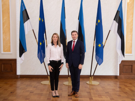 Euroopa Parlamendi esimene asepresident Roberta Metsola ja Riigikogu aseesimees Hanno Pevkur Toompea lossi Valges saalis