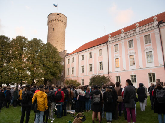 Riigikogu esimees Jüri Ratas tervitas iseseisvuse taastamise 30. aastapäeva sündmuste raames riigilipu heiskamist jälgima tulevaid Tallinna Reaalkooli gümnaasiumiõpilasi