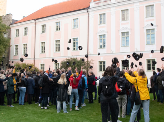 Riigikogu esimees Jüri Ratas tervitas iseseisvuse taastamise 30. aastapäeva sündmuste raames riigilipu heiskamist jälgima tulevaid Tallinna Reaalkooli gümnaasiumiõpilasi