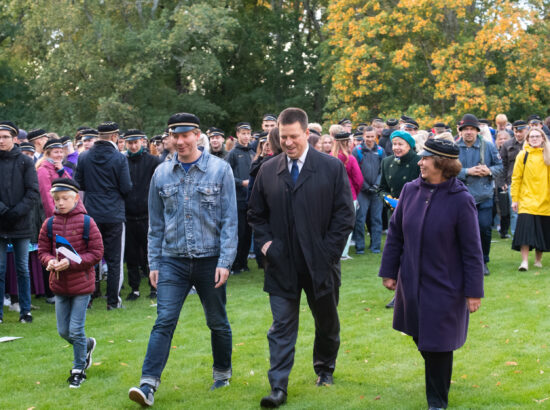 Riigikogu esimees Jüri Ratas tervitas iseseisvuse taastamise 30. aastapäeva sündmuste raames riigilipu heiskamist jälgima tulevaid Tallinna Reaalkooli gümnaasiumiõpilasi