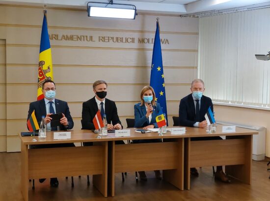 Balti parlamentide väliskomisjonide esimeeste visiit Moldovasse. Pressikonverents parlamendihoones.